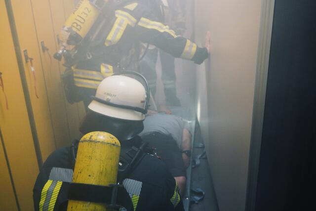 Bergung unter erschwerten Bedingungen: Die Feuerwehr holte einen Mann aus dem Gang vor den Schließfächern | Foto: Lukas Thamm