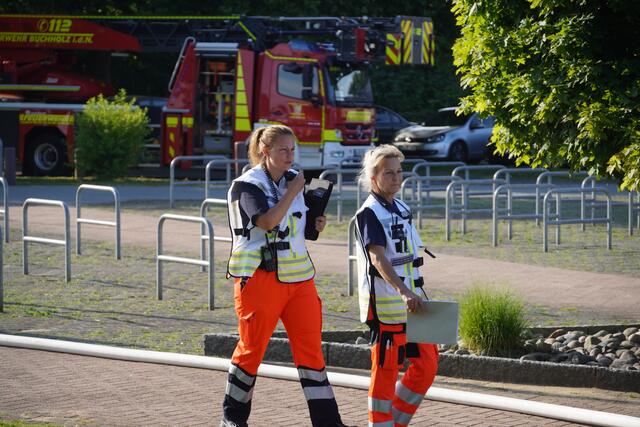 Koordination ist alles: Ehrenamtliche vom DRK übten zusammen mit der Feuerwehr | Foto: Lukas Thamm