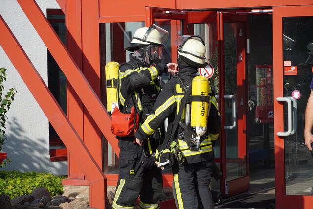 Letzte Atemschutzkontrolle, bevor die Feuerwehrleute das "verrauchte" Gebäude betraten | Foto: Lukas Thamm