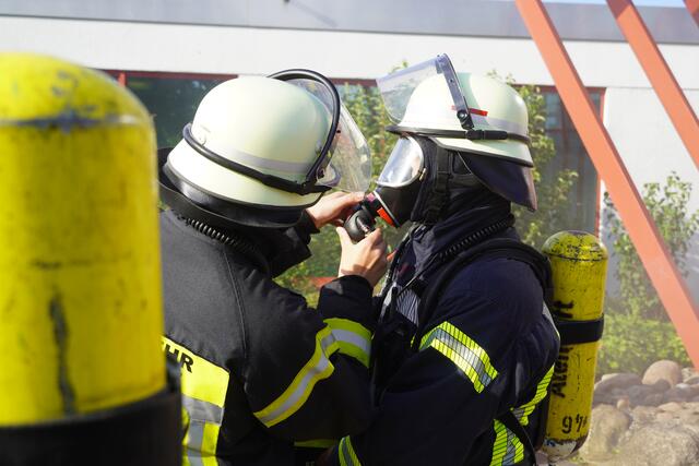 Kontrolle, ob der Sauerstoff fließt: Die Feuerwehr arbeitete unter Atemschutz | Foto: Lukas Thamm