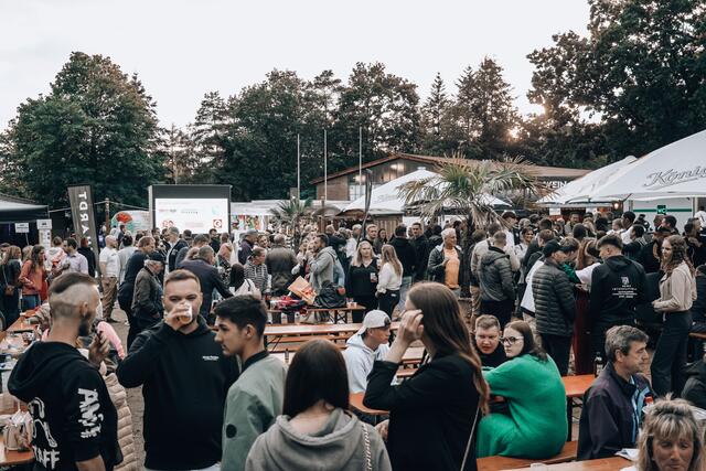 Auch wenn die Sonne nicht schien: Der Schützenplatz war stets gut besucht | Foto: LEONHARDT KORN