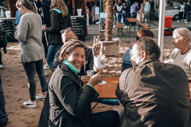 Prost! Man traf sich zu einem Plausch auf dem Schützenfestival | Foto: LEONHARDT KORN