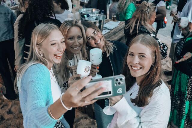 Die Besucher machten zahlreiche Fotos als Erinnerung | Foto: LEONHARDT KORN