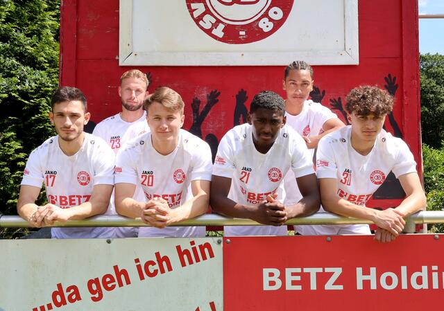 Neuzugänge beim TSV Buchholz 08 (v. li.): Alpay Altunas, Christopher Schulze, Lennard Schnurpfeil, Leandro Mendes Tavares, Jeremy Dubber und Danny Maaß | Foto: cc