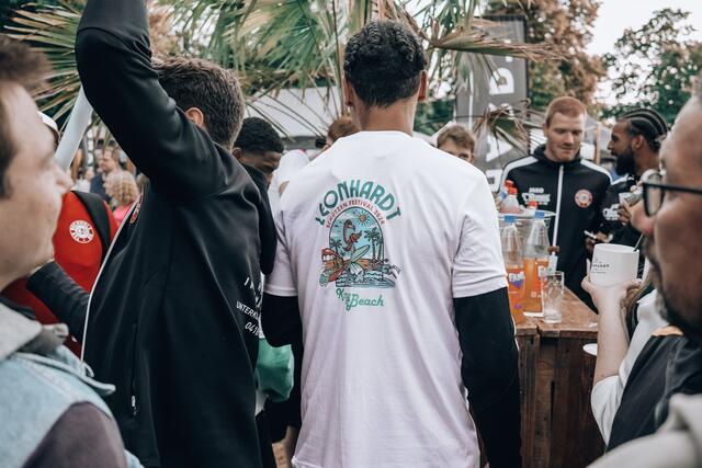 Die T-Shirts von Leonardt Korn mit Korny Beach-Motiv waren gefragt ... | Foto: LEONHARDT KORN