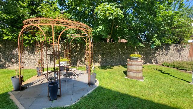 Die Gartenanlage ist perfekt gepflegt
