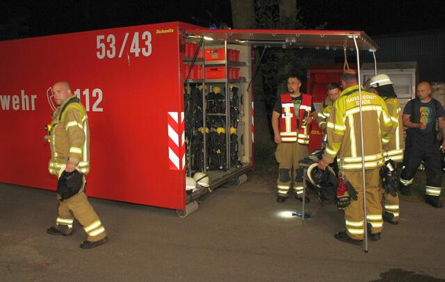 Auch der Abrollbehälter Atemschutz kam zum Einsatz | Foto: Stefan Braun/FFW Stade
