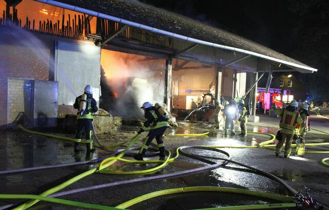 Das Heu wurde zum Ablöschen  nach draußen gebracht | Foto: Stefan Braun/FFW Stade