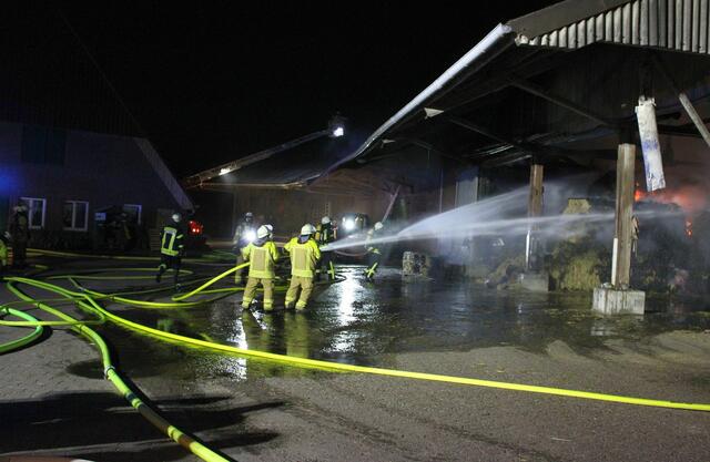  Etwa 150 Einsatzkräfte waren vor Ort
 | Foto: Stefan Braun/FFW Stade