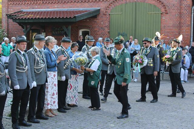 Die neuen Majestäten nehmen die Glückwünsche der Gastvereine entgegen | Foto: ce
