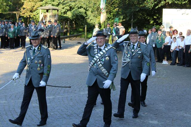 König Wolfgang Witte (2. v. li.) und sein Gefolge nehmen die Front ab | Foto: ce