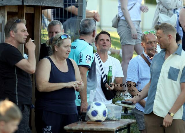 Diese Fans fanden neben dem Spielfeld ein schattiges Plätzen | Foto: cc