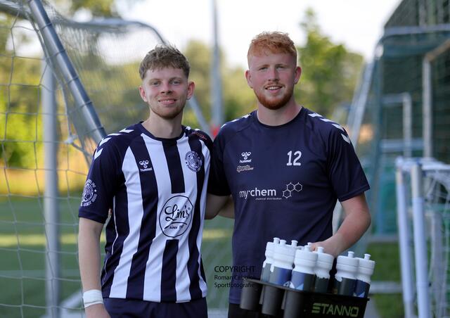 Lasse Ritter (li.) und Paul Meyer vom BFC versorgten die Spieler in den Trinkpausen des Stadtduells mit kühlen Getränken  | Foto: cc