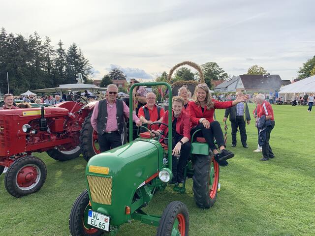 Nach einem Auftritt beim Erntefest in Scharmbeck (v. li.): die "Wattenläufer" Dieter Hamann, Hans-Ulrich Schröder, Florian Jenzen, Klaus Winzer und Claudia Detje  | Foto: Wattenläufer