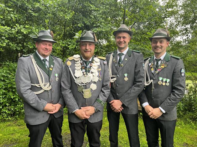 Philipp (2. v. li.) Geyer mit seinen Adjutanten (v.l.): Jonas Peters, Hendrik Hartig und Christian Hartig | Foto: SV Ramelsloh