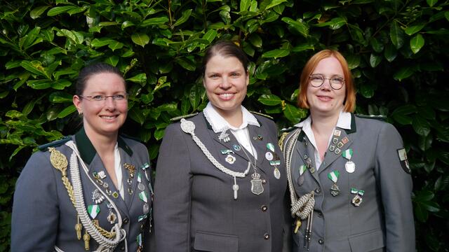 Amtierende Damenkönigin Lena Gerner (Mi.) mit ihren Adjutantinnen Karina Schröder (li.) und Janina Schneider  | Foto: SV Ramelsloh
