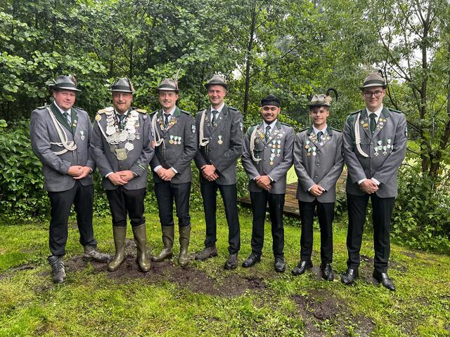 Philipp (2. v. li.) Geyer mit seinen Adjutanten (v.l.): Jonas Peters, Hendrik Hartig und Christian Hartig und Jungschützenkönig Piero Bonsignore (2 v. re.) mit seinen Adjutanten Gani Singh(3 v. re.) und Tom Heuer (re.) | Foto: SV Ramelsloh