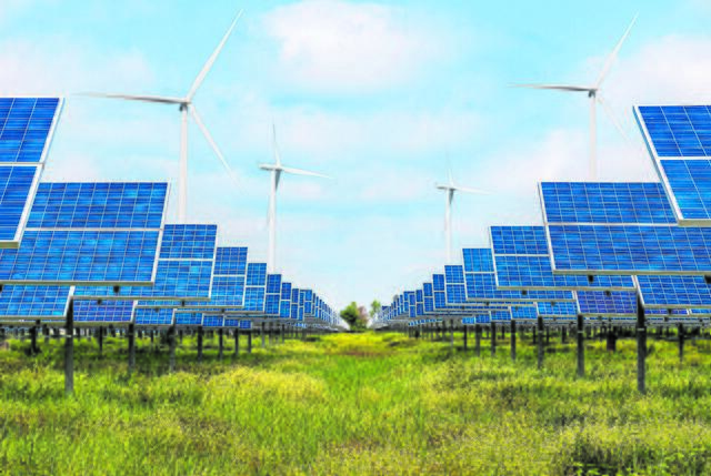 Die regionalen Stadtwerke erzeugen u.a. mit Wind- und Solaranlagen selbst grünen Strom | Foto: AdobeStock / Soonthorn