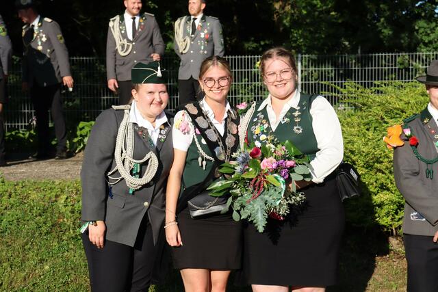 Jungschützenkönigin Michelle Tangermann mit Adjudantinen | Foto: Schützenverein Sauensiek