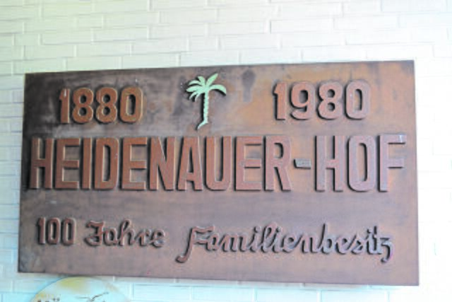 Das Schild zum Jubiläum "100 Jahre Familienbesitz" hängt heute noch  | Foto: bim