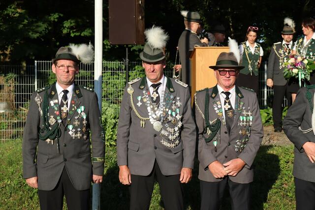 Bester Mann Wilhelm Prigge mit Adjudanten

g  | Foto: Schützenverein Sauensiek