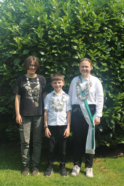V.li.: Antonia Flägel, Jugendkönigin
Torben Lorenzen, Kinderkönig
Lilly Gierach,  Kinderkönigin

  | Foto: Höper