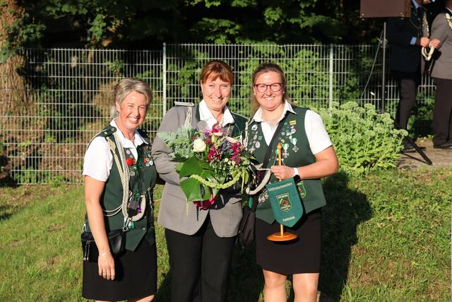 Beste Dame Simone Chniel mit Adjudantinen | Foto: Schützenverein Sauensiek