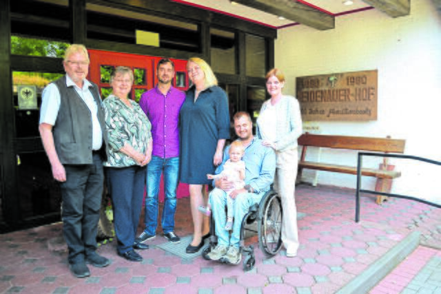 Drei Generationen auf einen Blick (v. li.): Carsten und Marina Bellmann, Mickey Karrasch und Carina Bellmann sowie ihre Schwester Christin mit ihrem Mann Hendrik Beneke und Töchterchen Lotte (1)  | Foto: bim