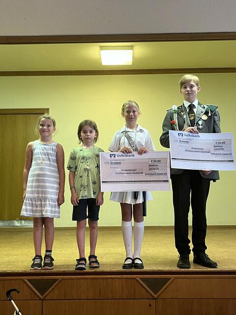 Prinzessin Mali Tschritter, Prinz Theo Köppen, 
Kinderkönigin Mirja Dettmer und Kinderkönig: Melvin Rehder | Foto: Schützenverein Sauensiek