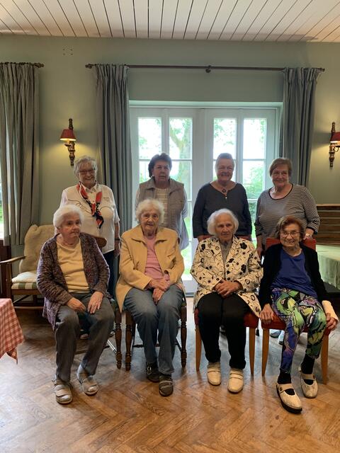 Die Jubilarinnen beim Geburtstagskaffee: (hi., v. li.) Annelore Beecken, Elke Pauls, Mareile Beecken und Karin Gieseking sowie (vorne, v. li.) Helga Neder, Ellen Köneke, Ruth Müller und Charlotte Gutjahr | Foto: Landfrauenverein Brackel-Hanstedt