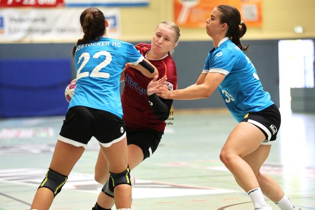 Augen zu und durch: Antonia Pieszkalla (Mitte) von den Handball-Luchse präsentierte sich beim Heimturnier in prächtiger Torlaune | Foto: cc
