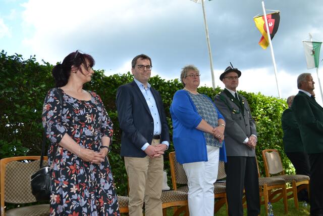 Handelohs stv. Bürgermeisterin Iris Gronert (v. li.), Rolf Aldag, stv. Bürgermeister der Samtgemeinde Tostedt, Otters Bürgermeisterin Birgit Horstmann und Welles Bürgermeister Gerd Schröder | Foto: bim