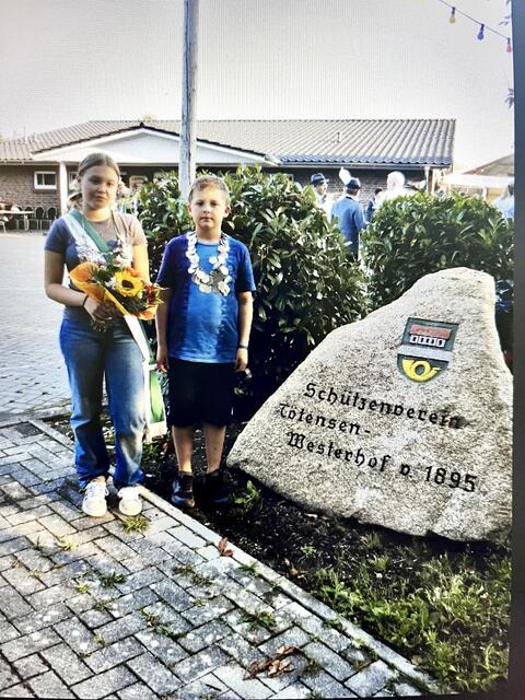  Kinderkönig Theo Zink (10) und Kinderkönigin Emma Gierach (14) | Foto: S. Kahl