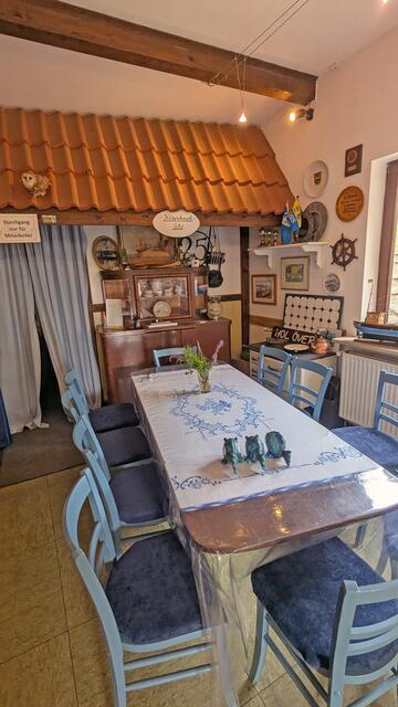 Holsteinische Gemütlichkeit: das kleine Museumsgebäude neben der Fähre | Foto: jd