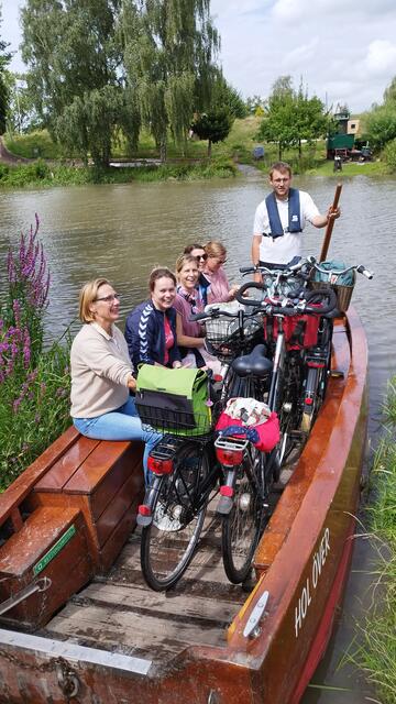 Das passt: Hier nehmen fünf Radfahrerinnen Platz  | Foto: Fährverein