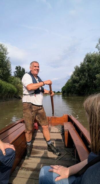 Der Fährmann treibt die Fähre mit dem sogenannten "Wriggen" - das sind kreisende Bewegungen des Riemens voran | Foto: jd