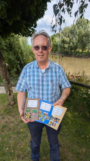 Der Fährverein betreibt auch Heimatkunde. Pressewart Norbert Gülicher präsentiert drei Heftchen mit regionalen Rezepten zu den Themen Kartoffel, Kürbis und Apfel | Foto: jd