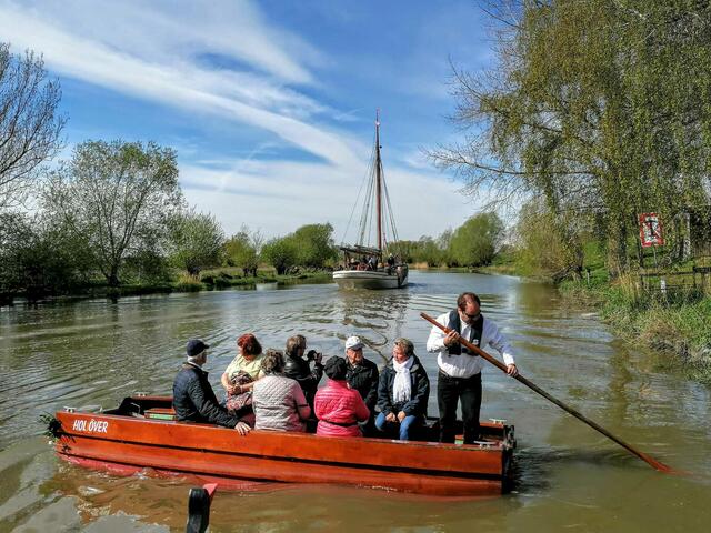 Manchmal passiert sogar ein historisches Segelboot - hier der Ewer "Gloria" -  die Fährstelle | Foto: Fährverein