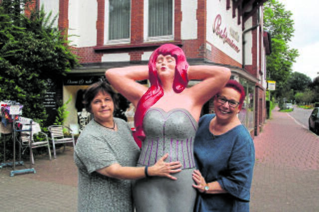 Beatrice Kietzmann (li.) und Sandra Sonzin, die seit April zum Team von "Sie Dessous" gehört, mit der Skulptur Eva vor dem Fachgeschäft an der Bahnhofstraße 17 | Foto: wd