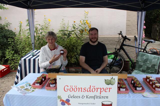 Ulrike Petersen und ihr Neffe Marcel verkauften selbstgemachte Gaumenfreuden aus Gödenstorf | Foto: ce