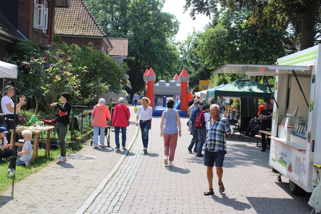 Die Winsener Straße war während des Festivals für den Straßenverkehr gesperrt und stattdessen mit einer Hüpfburg und verschiedenen Buden "gepflastert" | Foto: ce