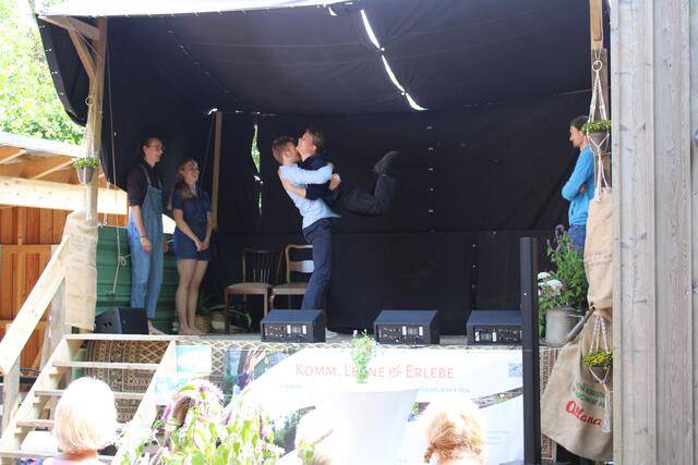 In Aktion: das Improvisationstheater "ImProgress" bei der Darstellung des Begriffes "Große Freude" | Foto: ce