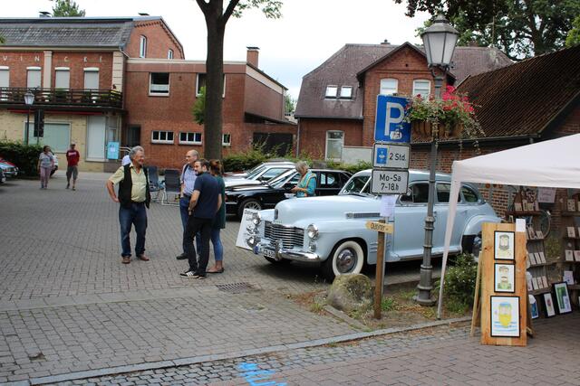 Der Lüneburger Oldtimer-Club präsentierte seine Schätze auf dem Parkplatz an der Winsener Straße | Foto: ce