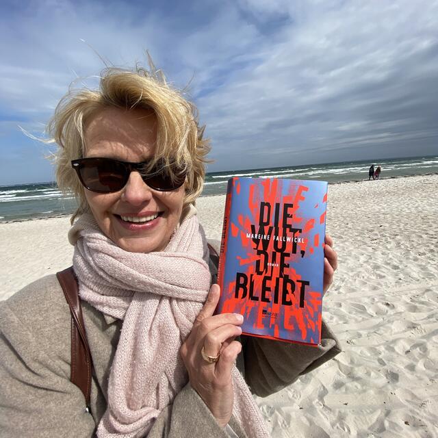 Susanne Ludorf am Stand. Stets dabei, ein Buch zum Lesen  | Foto: Buchhandlung Seevetal 