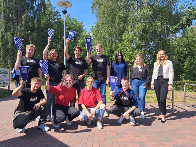 Ausgestattet mit ALDI-T-Shirts und Schultüten zum Ausbildungsstart: Neun der neuen Auszubildenden mit den Unternehmens-Mitarbeiterinnen Sandra Kroll (re.) und Farina Seidel (2. v. re.) bei der Begrüßung | Foto: aw