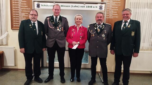 Auszeichnung durch den Schützenverband Nordheide und Elbmarsch (v. li.): Eckhard Heinsen, Sportleiter für Langwaffen beim Verband, Benedikt Gehrs, Regina Schröder, Peter Kasteinke und Burghard Beecken, Verbands-Sportleiter für Kurzwaffen | Foto: Helga Westermann