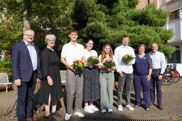 (v.li.) Mike Wille, Emily Weede, Timon Gulla, Merle Klein, Miriam Pahl, Max Stöver, Anja Lege, Maic Häßler | Foto: Gemeinde Seevetal