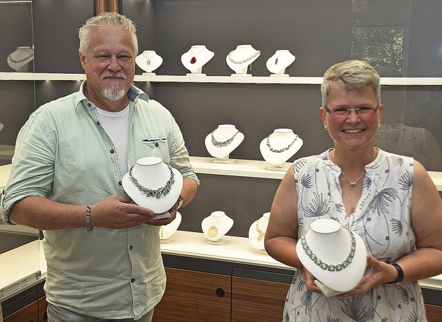 Eine der neuen beleuchteten Vitrinen wird bereits von Catharina Meyer und Michael-André von Häfen dekoriert | Foto: Axel-Holger Haase