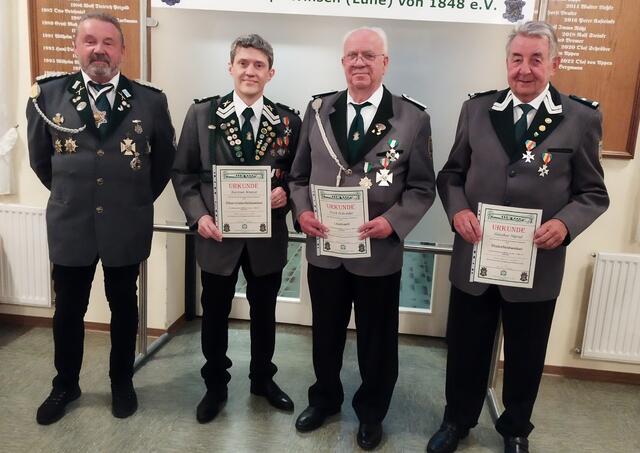 Gratulation zur Beförderung (v. li.): Kommandeur Peter Kasteinke, Oberstabsfeldwebel Karsten Wenck, Leutnant Erich Schröder und Stabsfeldwebel Günther Härtel | Foto: Helga Westermann