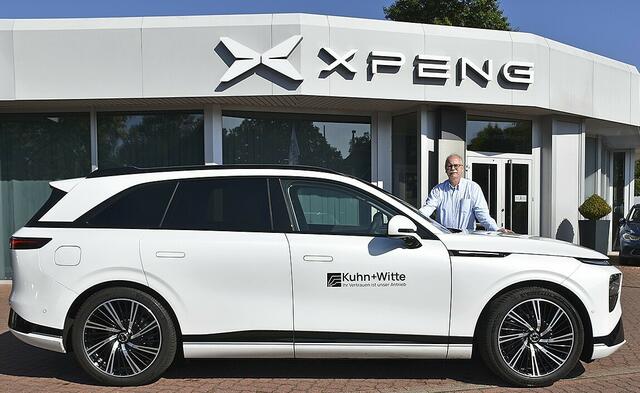 Die Marke Xpeng wird im Jesteburger Autohaus von Kuhn + Witte vorgestellt. WOCHENBLATT-PR-Redaktionsleiter Axel-Holger Haase überzeugte sich bei einer Probefahrt rund um Jesteburg von der hervorragenden Qualität | Foto: Kuhn + Witte